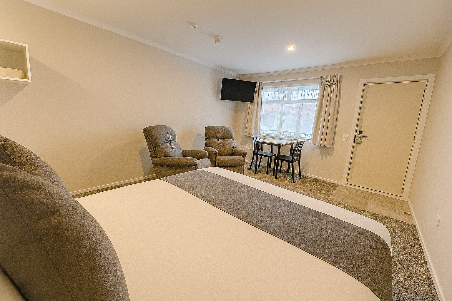 Studio room with chairs and table